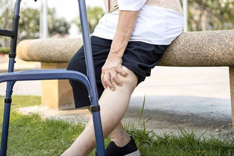 Application of balance detector in risk assessment and prevention of falls in the elderly